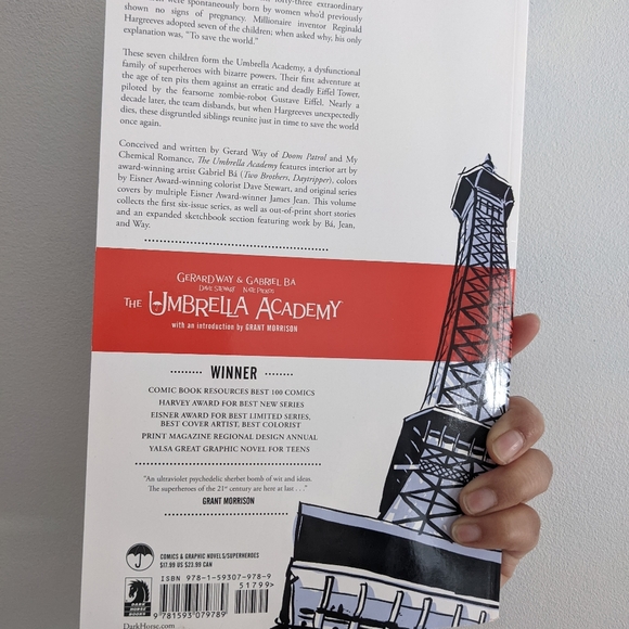 Umbrella Academy Graphic Novel - Picture 2 of 4